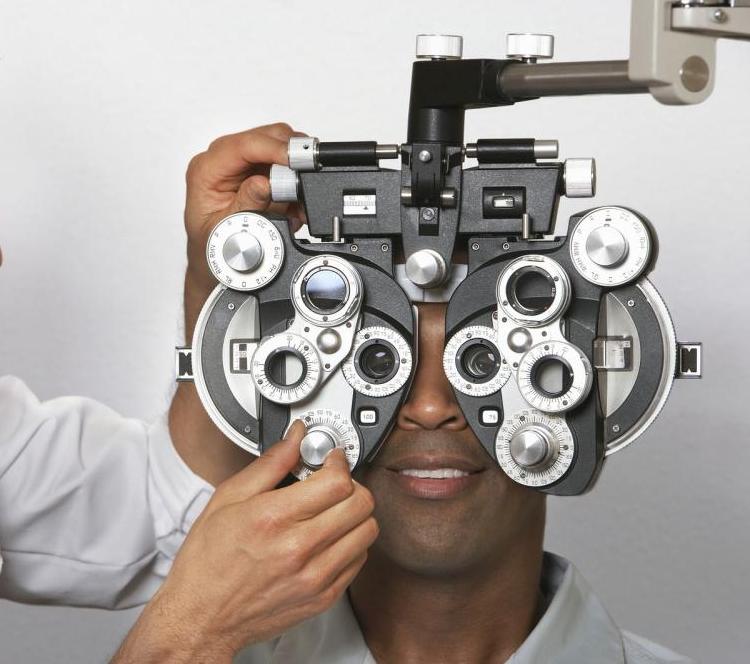 Plano optometrist in eye exam with patient